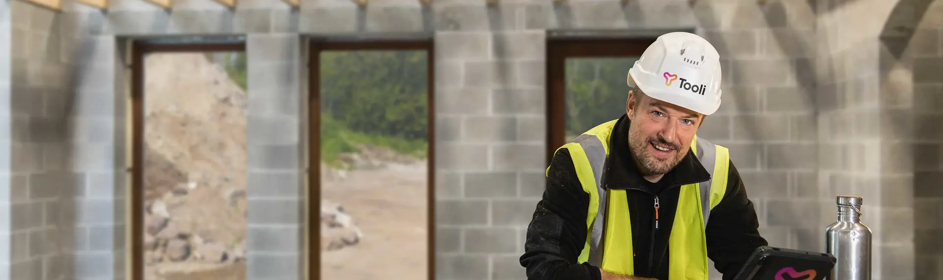 Employé sur chantier qui utilise Tooli sur sa tablette